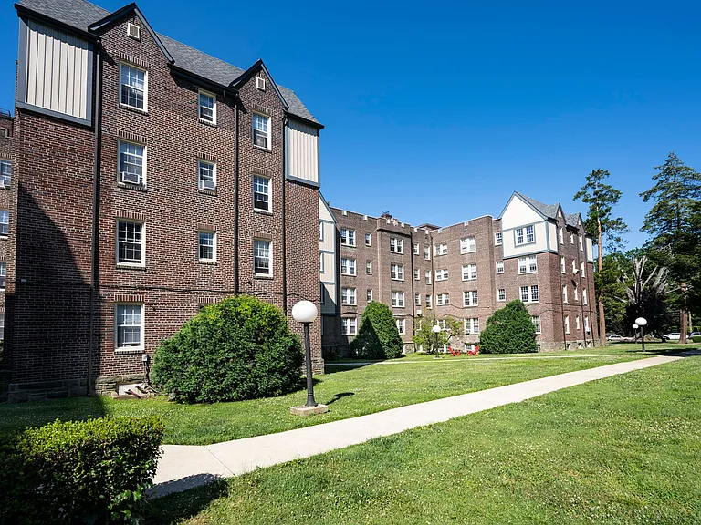 Upsal Gardens Apartments- Beautiful historical building with breathtaking charm! — Photo 1