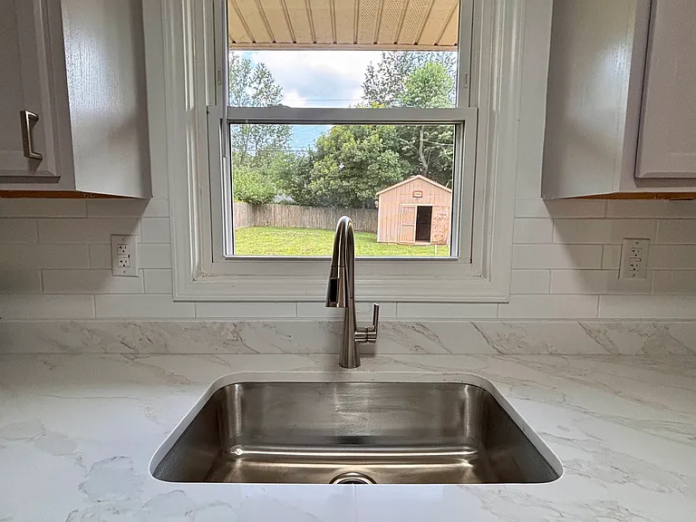 315 E Brown St — Photo 8