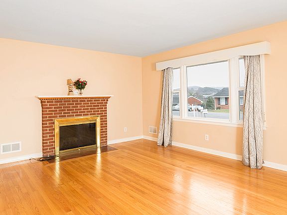 4th image of 3648 Parkwood Dr