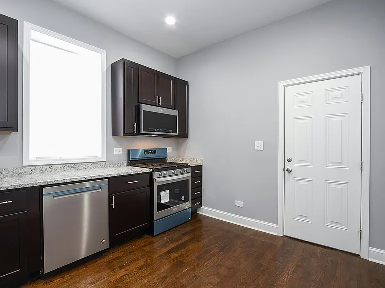 7322 S Langley Ave #2 — Photo 8