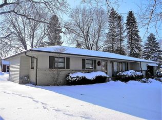 N68W14123 Oakwood Dr, Menomonee Falls, WI 53051
