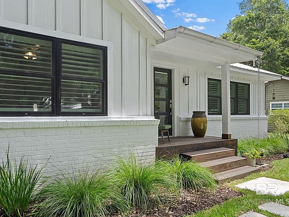 4th image of 371 Pecan St E