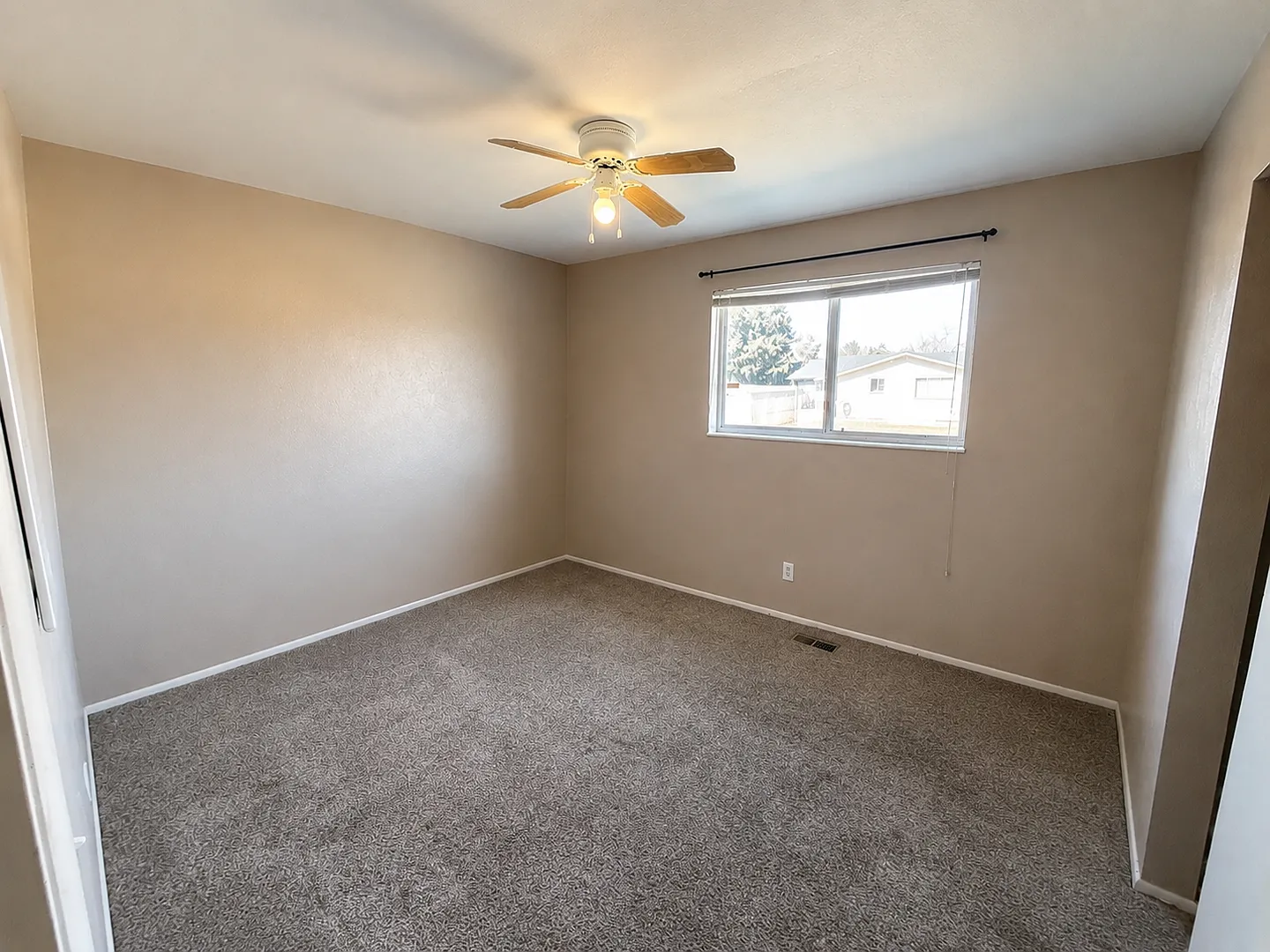 811 S 75 E — Photo 3