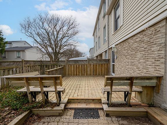 4th image of 327 Everglade Cres