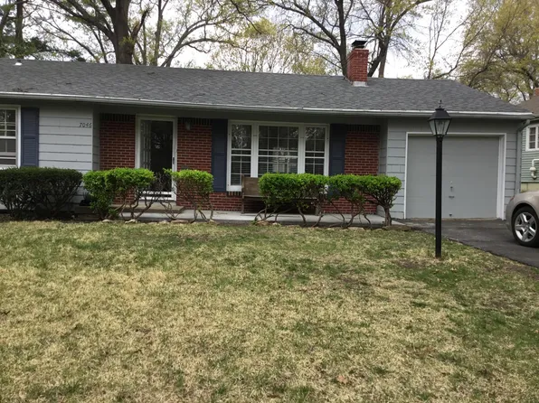 7046 Linden St, Prairie Village, KS 66208