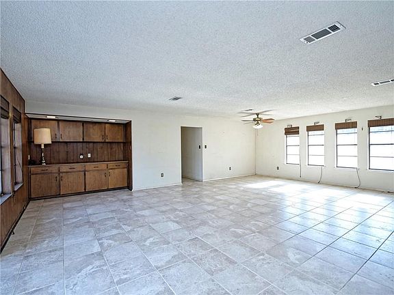 5th image of 102 Persimmon Ln