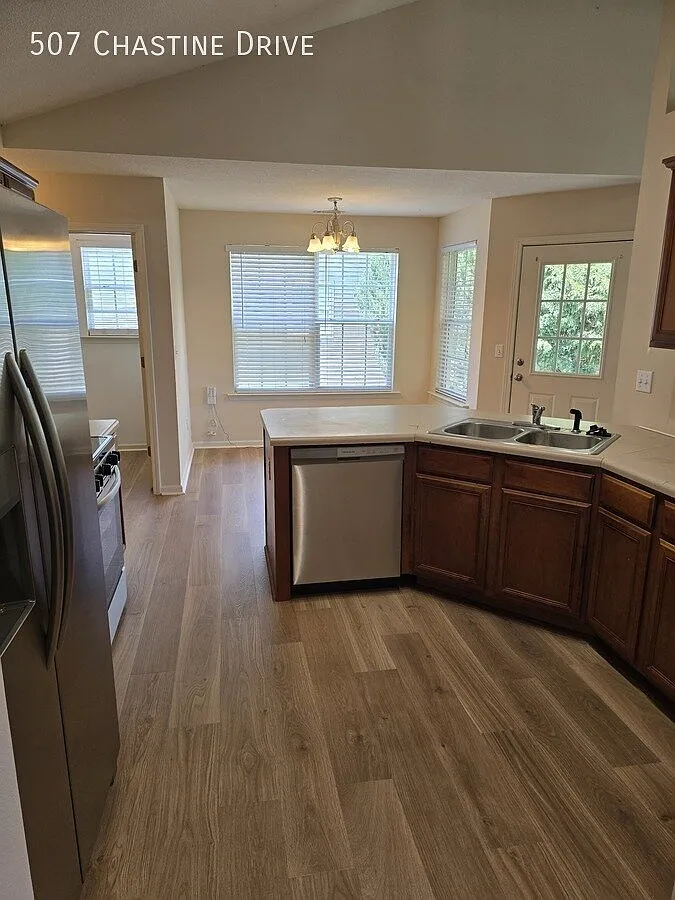 3 bed, 1964 sqft, $1,750 — Photo 4