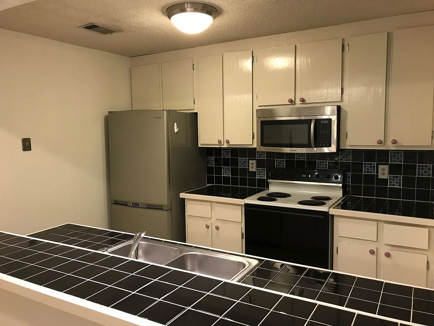 Three Bedroom Near Vet School! — Photo 3