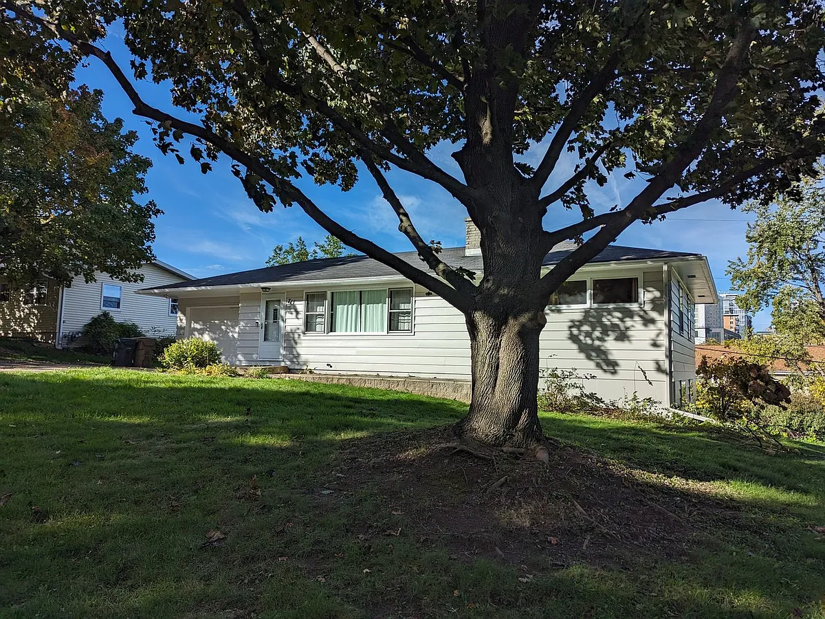 Building Photo - 714 N Meadow Ln
