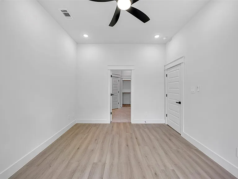 4834 Higgins St #B — Photo 12