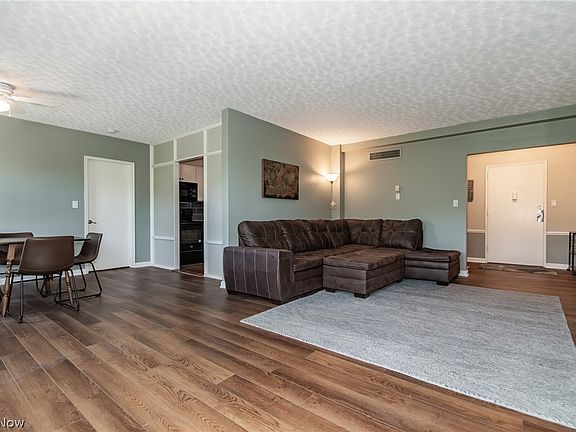 5th image of 13800 Fairhill Rd APT 419
