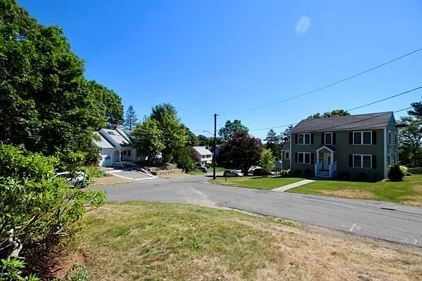 20 Orlando Ave — Photo 4