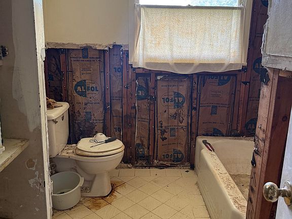 4th image of 164 Prairie St