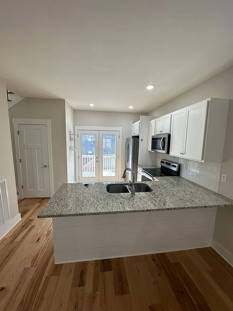 3 beds, 2.5 baths, backyard, 1 car garage! — Photo 4