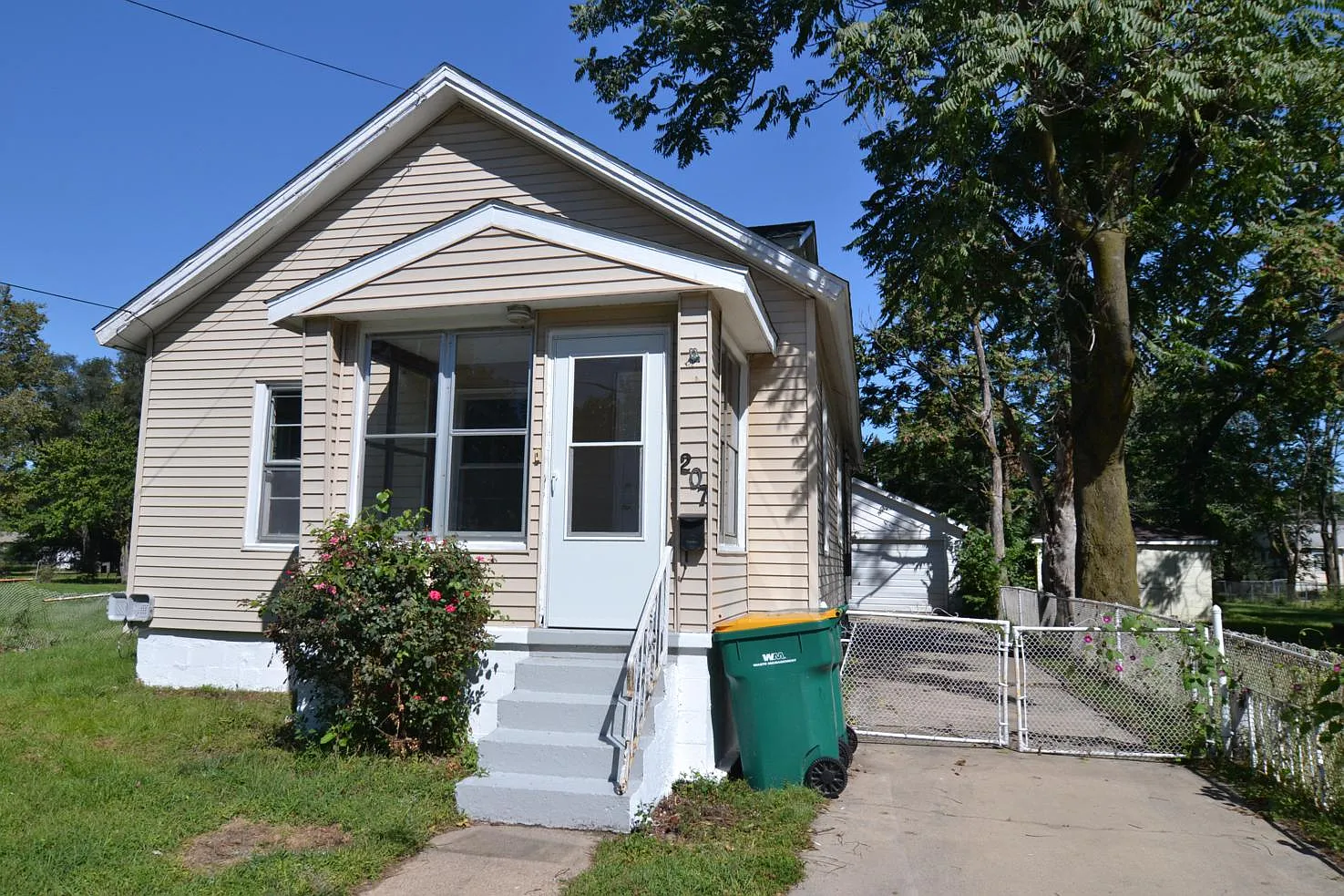 207 Edward St photo 1