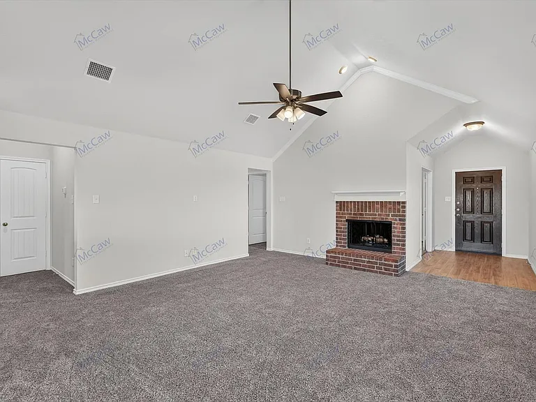 324 Greenhaven Dr — Photo 3