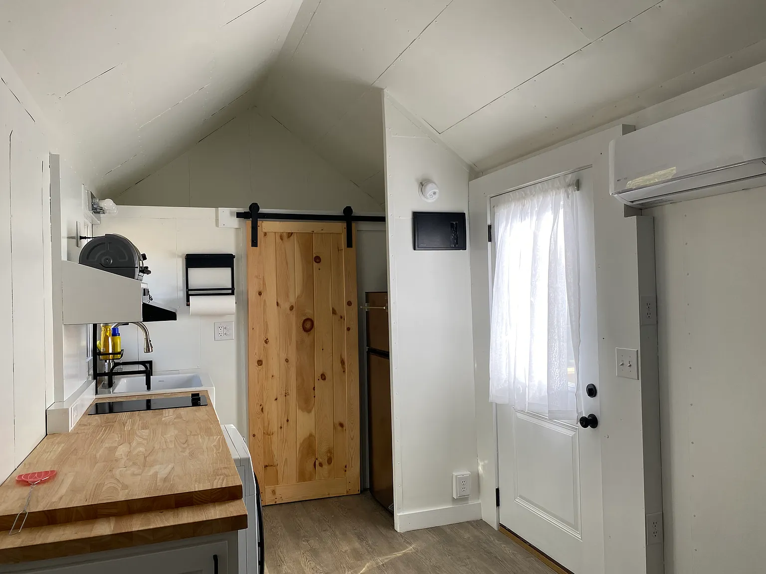 Studio, 192 sqft, $595 — Photo 3