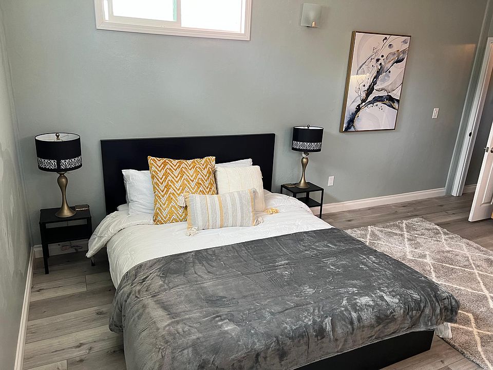 Sleeping area, Queen bed
