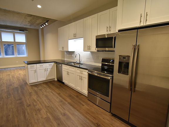 2nd image of 3817-45 N Broadway St #3833-319
