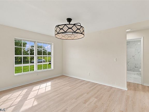 4th image of 906 SW 7th Ct