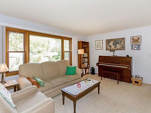 4th image of 1422 Maxwell Ave