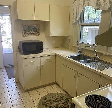 5th image of 410 N Orange Ave