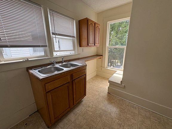 5th image of 527-529 Washington Ave