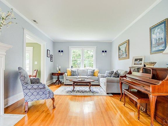 5th image of 102 Connecticut Ave