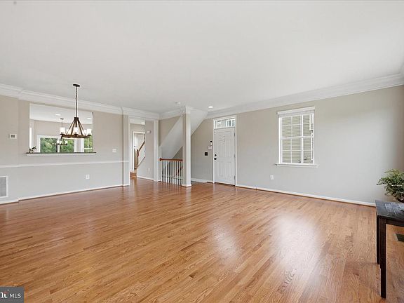 5th image of 509 Edmonton Ter NE