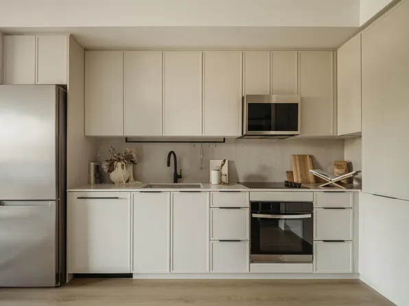 3075 Murray St #212, Pt Moody, BC V3H 1X1