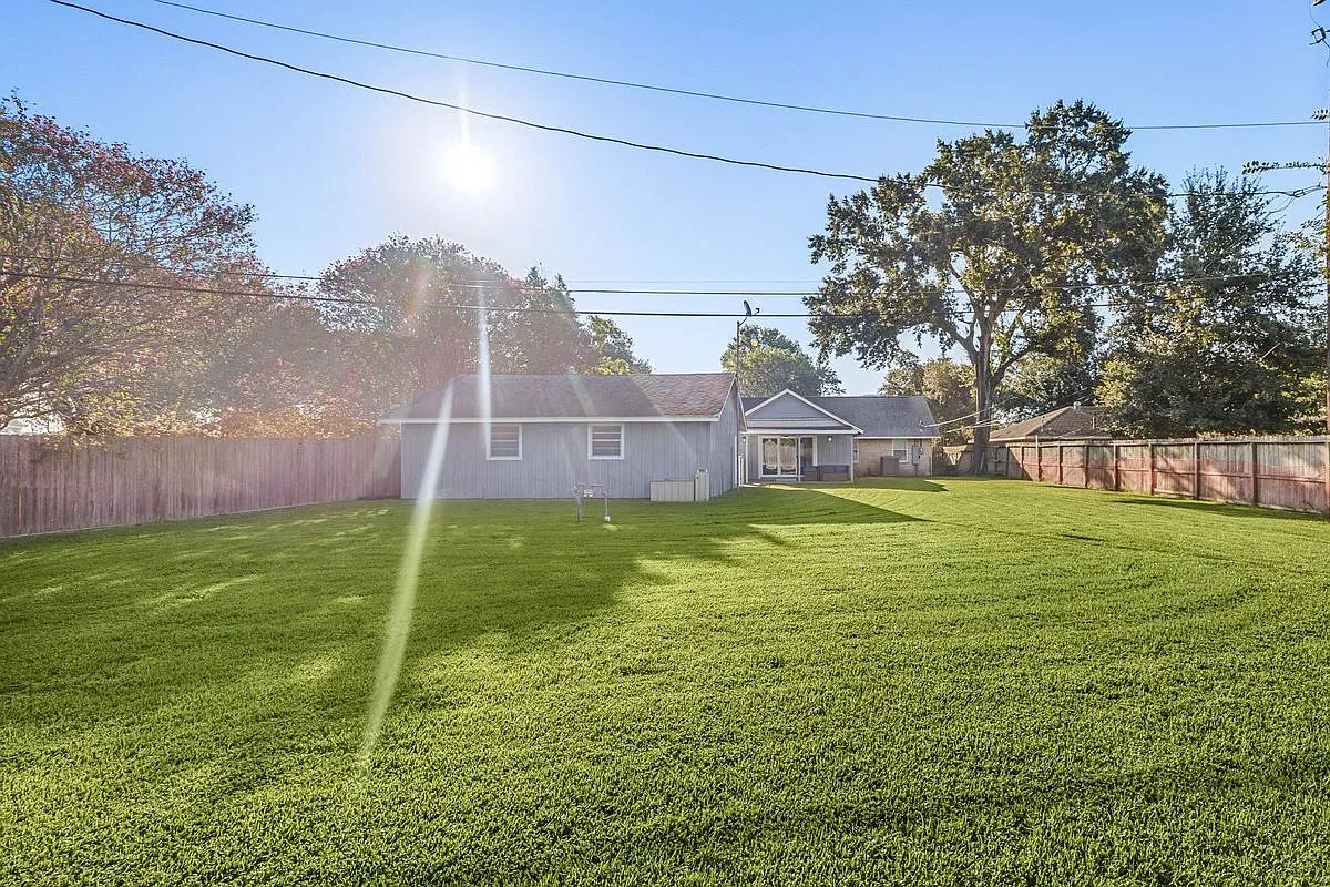 4 bed, 2.0 bath, 2042 sqft, $2,900 — Photo 3