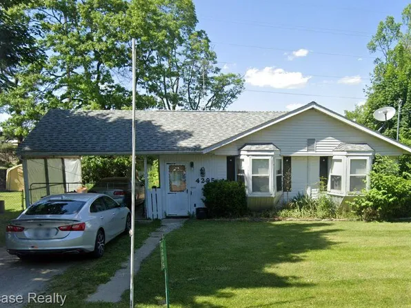 4295 Cogshall St, Holly, MI 48442