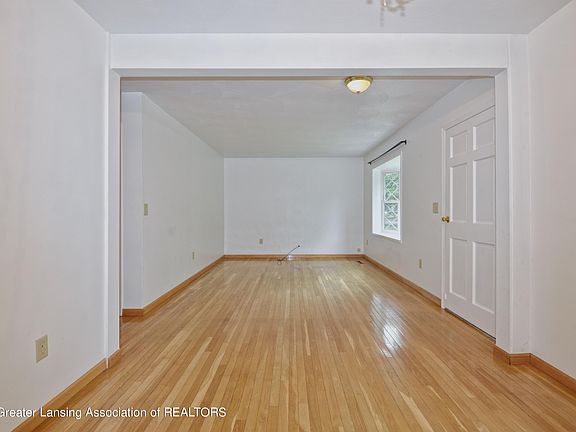 4th image of 900 Warner Ave