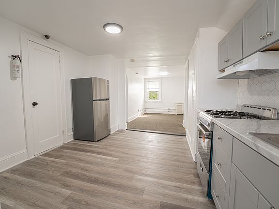3rd image of 194 N Chestnut St Floor 3