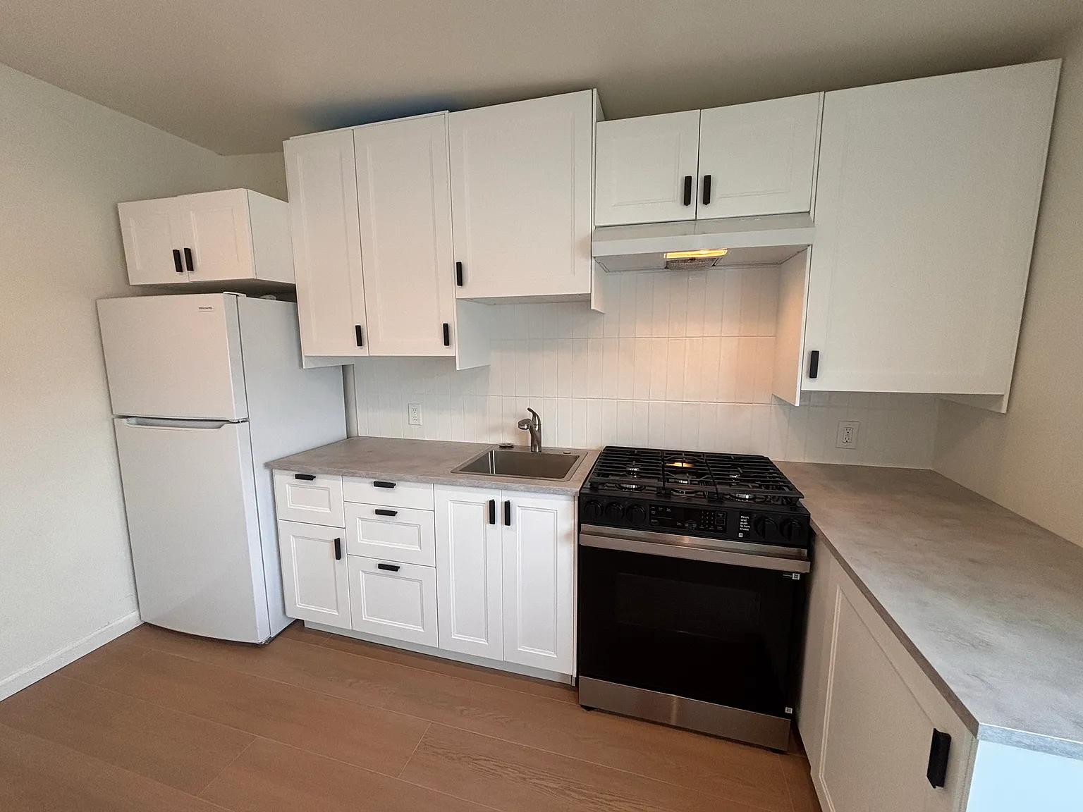 2 bed, 729 sqft, $2,100 — Photo 2
