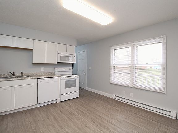 3rd image of 620 Poplar Ln
