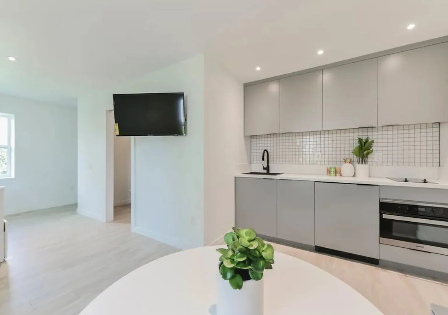 $500 Look & Lease Special! Fully Furnished Studio In Dtlv | All Utilities + Wi-Fi Included — Photo 1