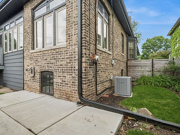 5th image of 4426 N Francisco Ave