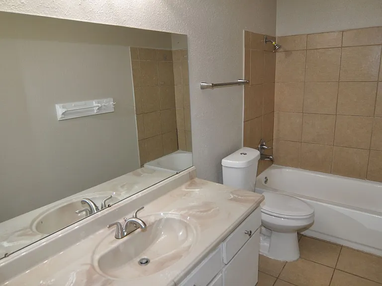 2034 Oakwood Ct — Photo 7