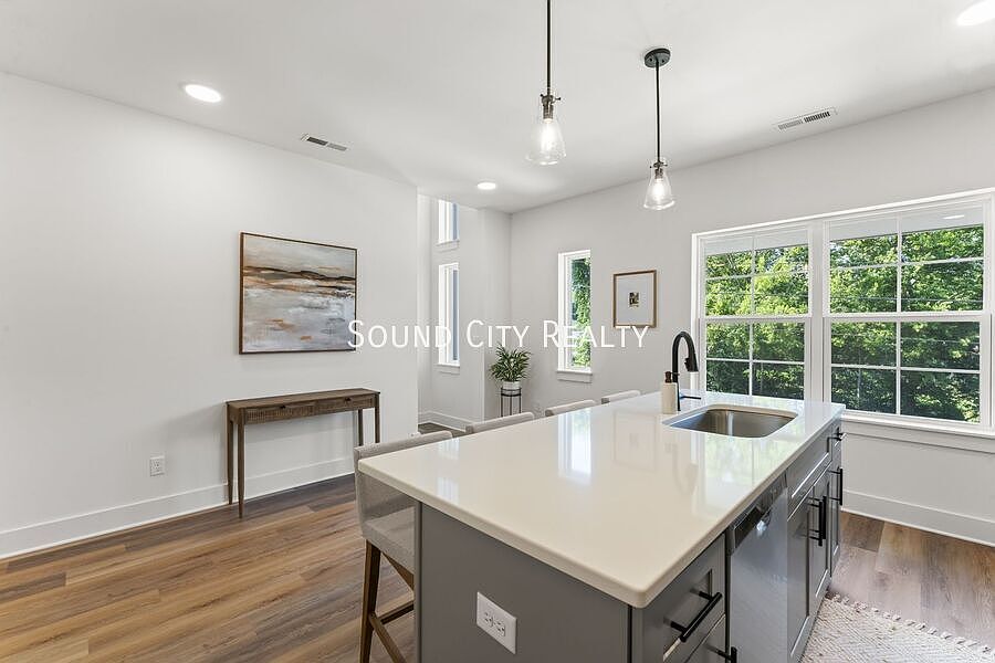 1st image of 700 N Dupont Ave #403