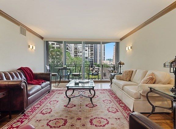 3rd image of 1515 N Astor St #8BC