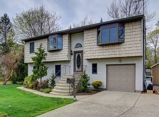 91 Cedar St, Amityville, NY 11701
