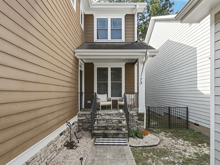 73 Falconridge Dr — Photo 4