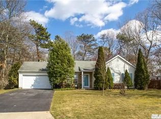 27 Chardonnay Dr, Coram, NY 11727