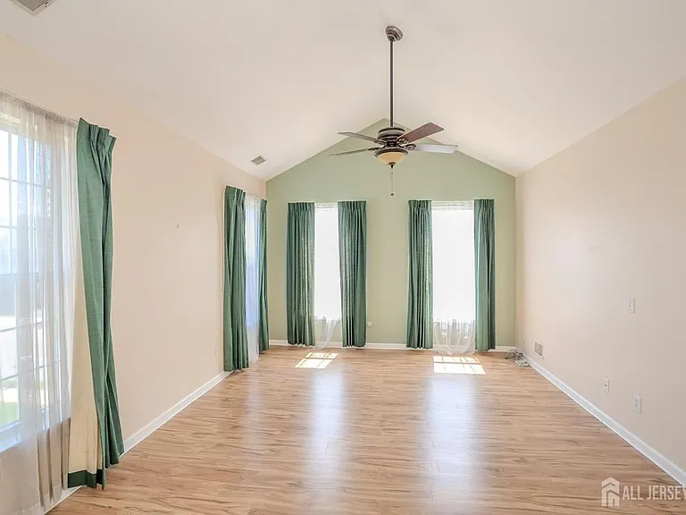 31 Hawthorn Dr — Photo 25