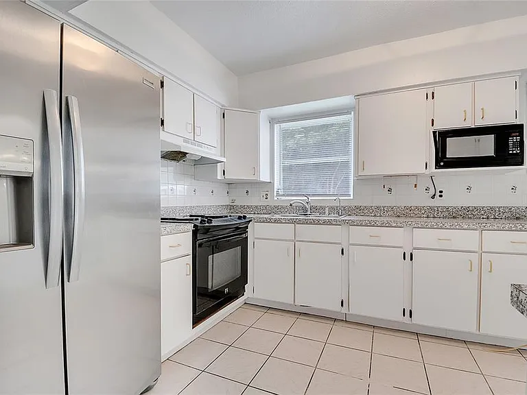 1040 San Luis Dr — Photo 12