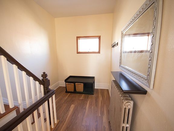 Large entryway foyer