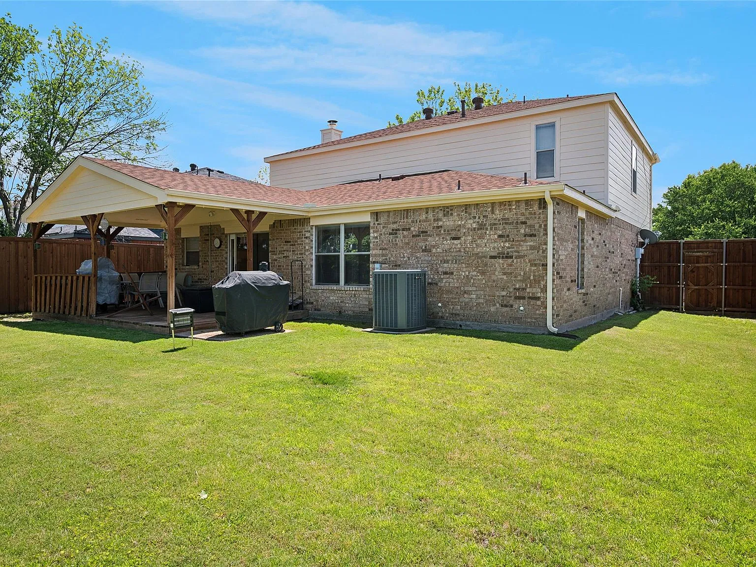 4 bed, 2.5 bath, 2395 sqft, $2,400 — Photo 2