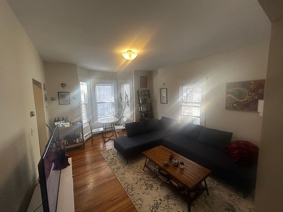 2nd image of 220 Banks St #12