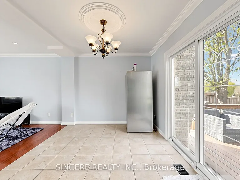 592 Canewood Cres — Photo 15